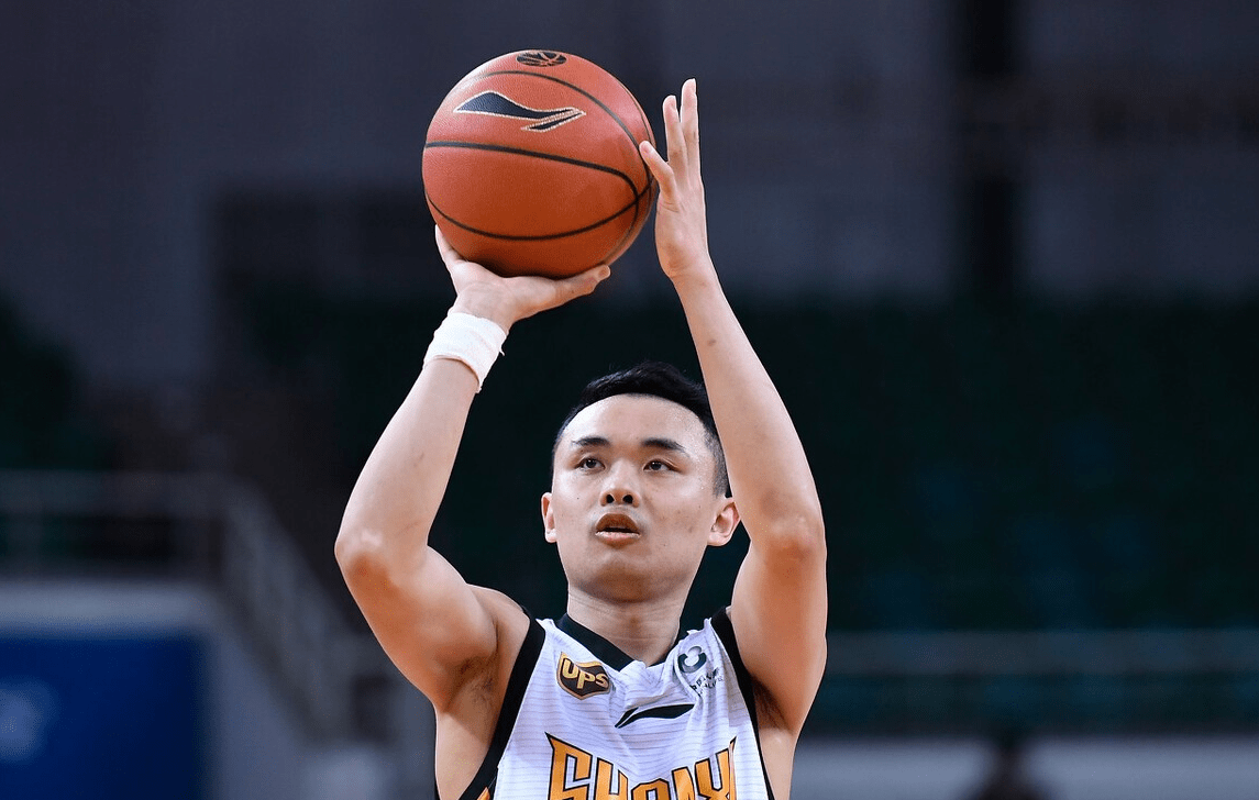 九游体育-阿斯顿维拉训练开放日；清晨官宣签约引欢呼；CBA常规赛在即；心理建设被强调的简单介绍